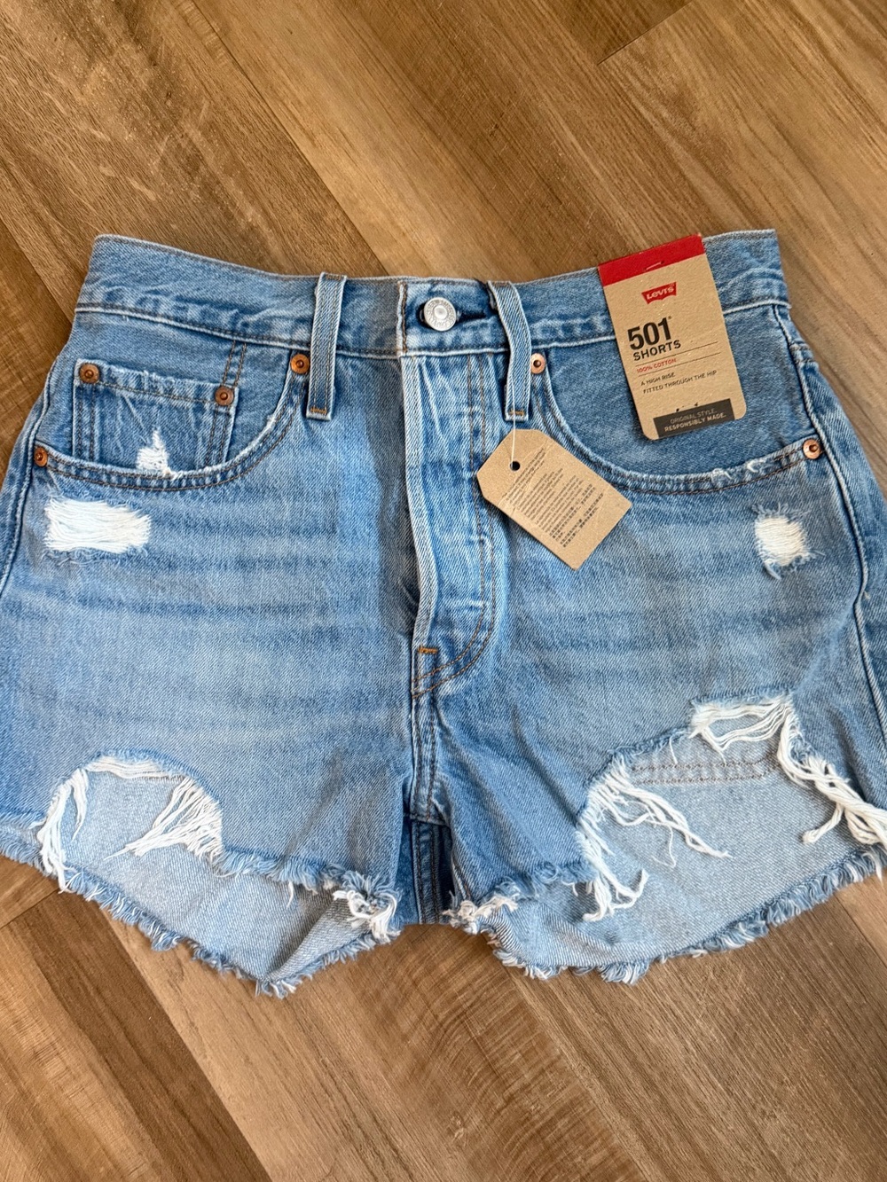 NWT! Levi’s 501 High Rise Distressed Denim Shorts – Size 26